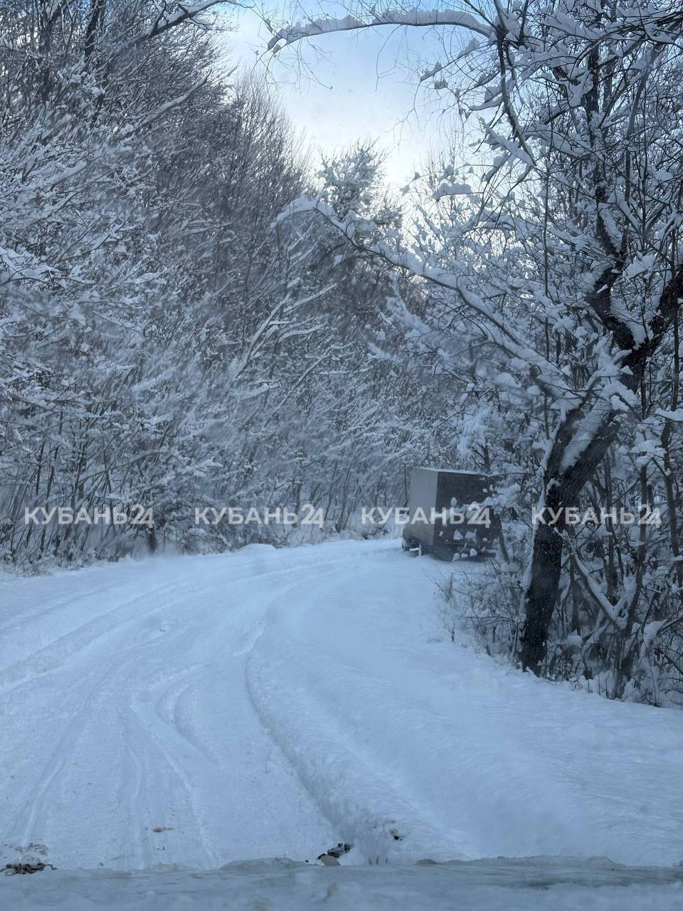 После сильного снегопада жители станицы Темнолесской оказались отрезанными от мира