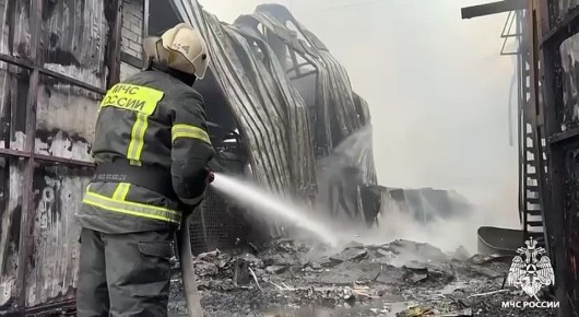 Пожар в автосервисе в Сочи локализовали на площади более 1 тыс