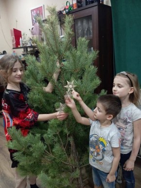 В рамках благотворительной акции были вручены сосны тем, кто нуждается в поддержке и внимании