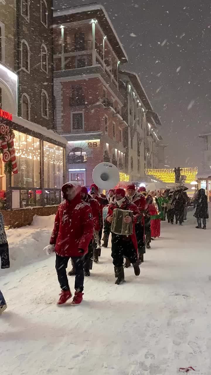 Предновогодний парад Деда Мороза прошел в горах Сочи