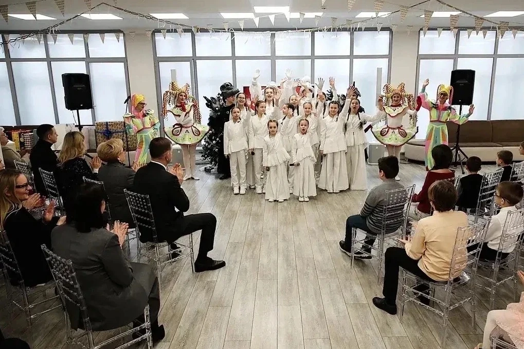 Евгений Наумов и Вера Галушко исполнили новогодние мечты юных краснодарцев на «Ёлке желаний»