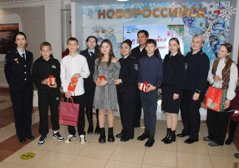 Новогоднее чудо от стражей порядка: в Новороссийске полицейские исполнили детские желания