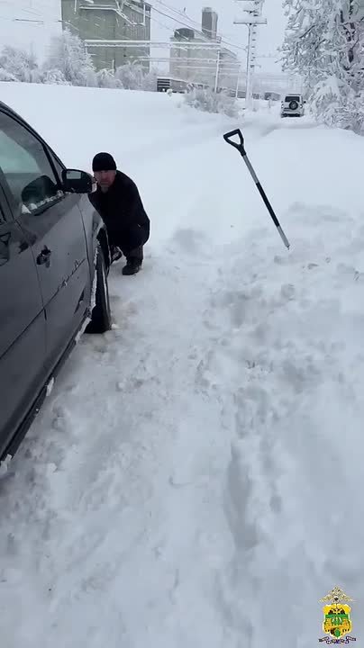 Инспекторы ДПС помогают водителям, попавшим в беду из-за непогоды в Гулькевичском районе