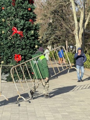 Ветер разнес Театральную площадь в Анапе