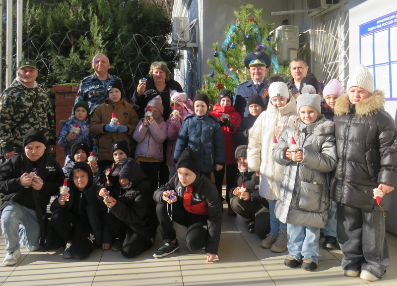 В Кавказском районе полицейские провели новогоднюю экскурсию для школьников