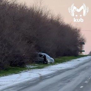 Автомобили массово попадают в кювет из-за наледи в Крымском районе