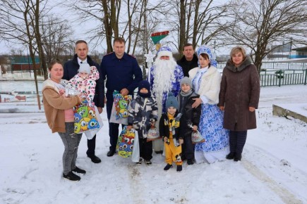 В Брюховецком районе представитель ведомства поздравил многодетную семью участника СВО с новогодними праздниками