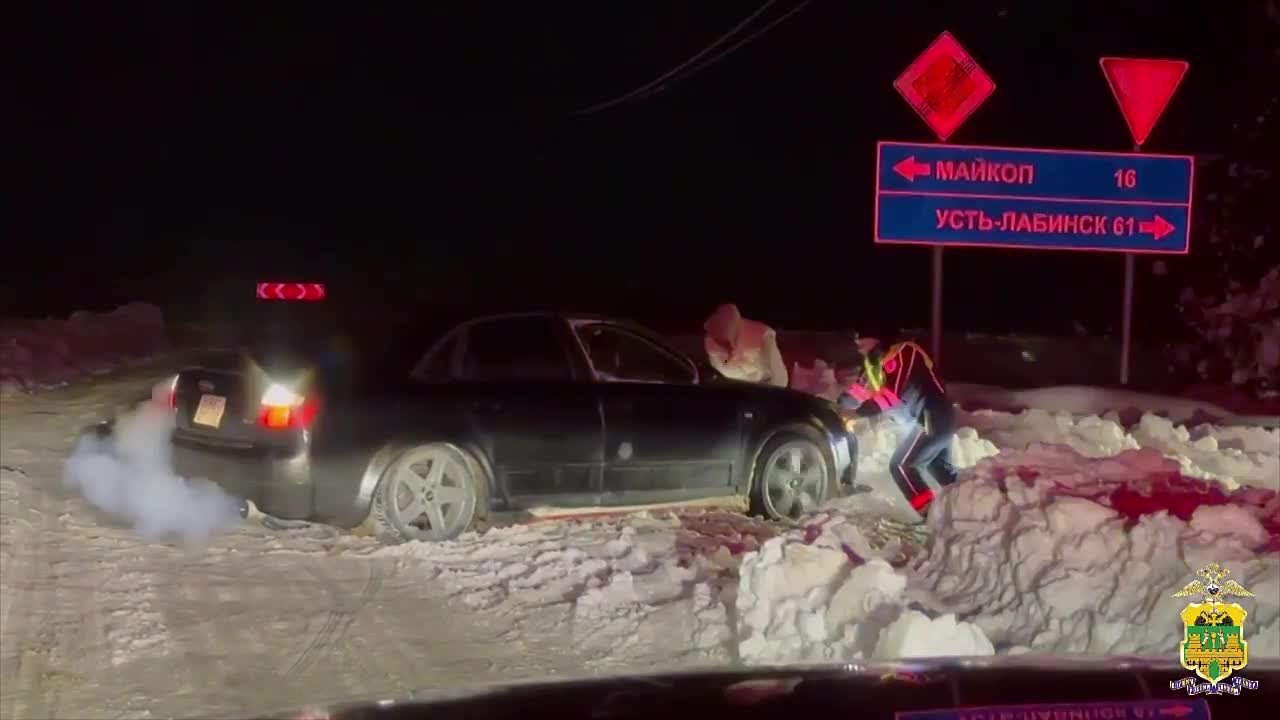 Полицейские помогли вытолкать автомобиль, застрявший в сугробе