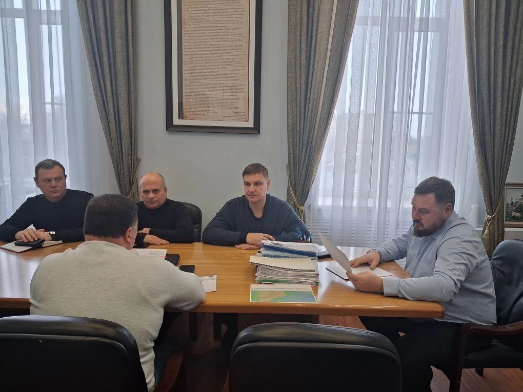 Сегодня глава Ейска Денис Квитовский провел заседание городской комиссии по чрезвычайным ситуациям и обеспечению пожарной безопасности (КЧС)