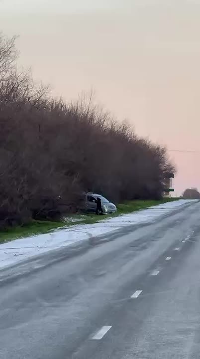 Машины «улетают» с трассы из-за скользкой дороги в Крымском районе и недалеко от Анапы