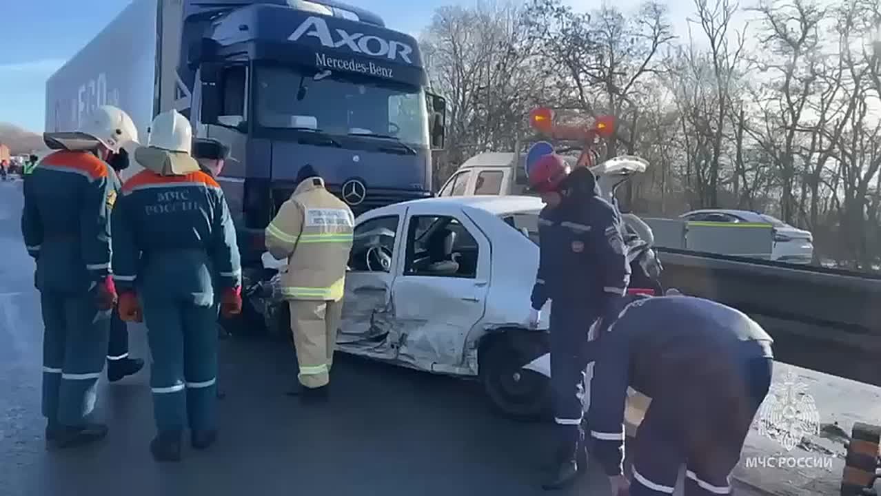 Под Ростовом крупное ДТП. Фура перекрыла дублёр трассы М-4 «Дон»