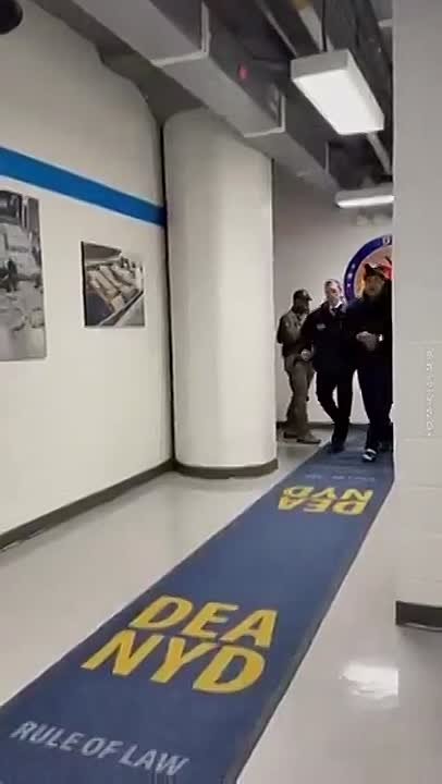 Кадры, где Мадуро доставили в следственный изолятор в Бруклине, распространяются в сети