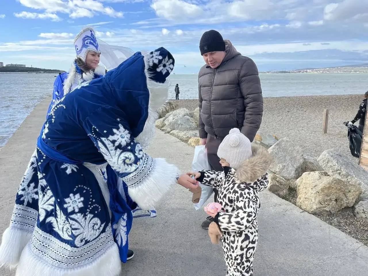 Алексей Богодистов: Геленджик встречает Новый год подоброму, по традиции на набережной каждый день можно встретить Деда Мороза и Снегурочку