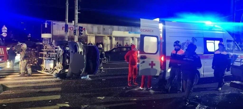 Микроавтобус столкнулся с автоцистреной в Новороссийске