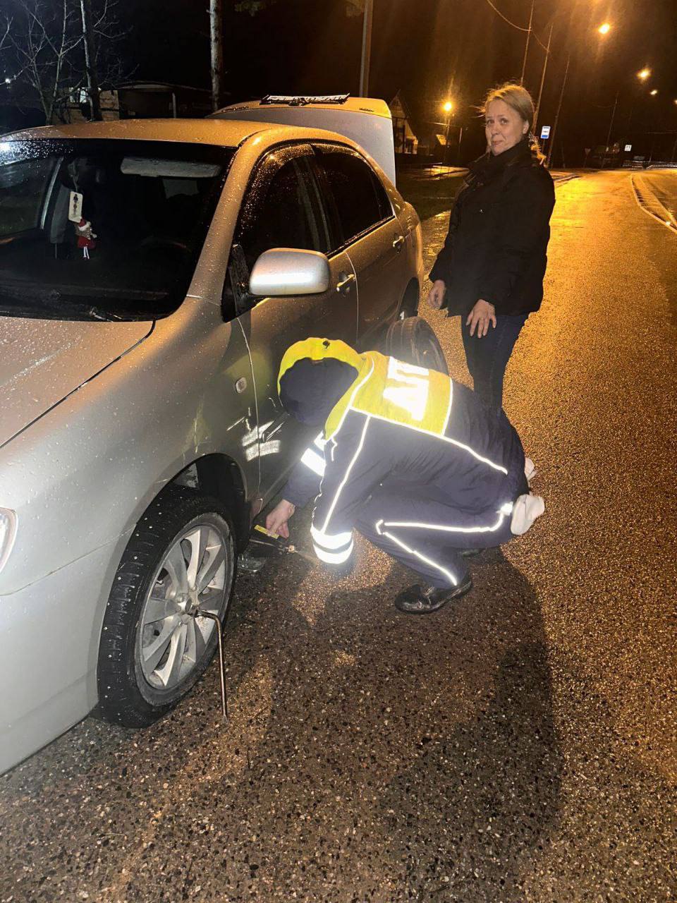 В Крымском районе автоинспекторы оказали помощь женщине-водителю