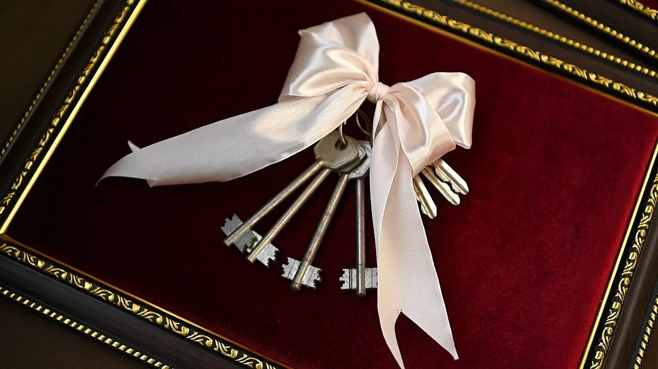 В Краснодаре в 2025 году расселили жителей из 40 аварийных домов и вручили ключи от 129 квартир детям-сиротам