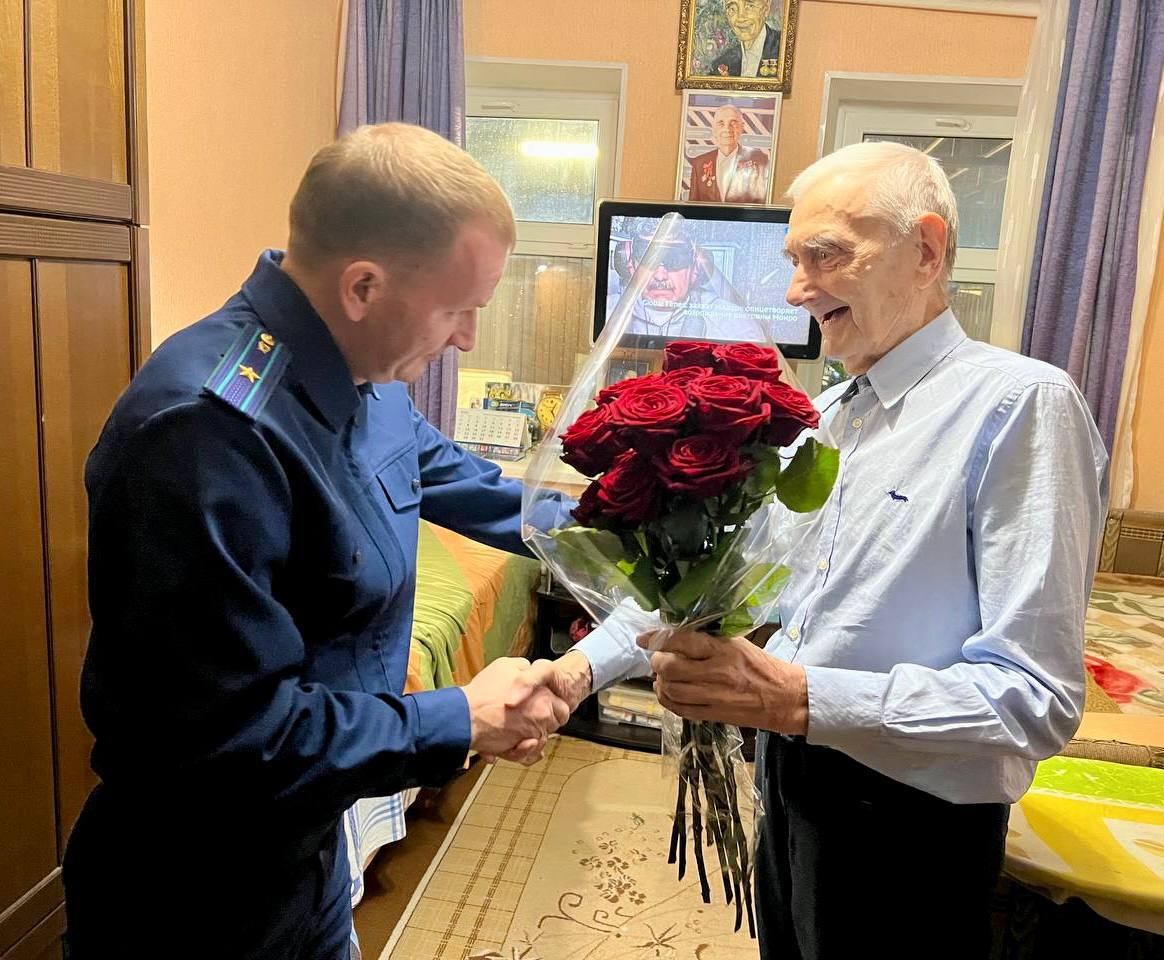 Работники Анапской межрайонной прокуратурой поздравили ветерана Великой Отечественной войны с 99-летием
