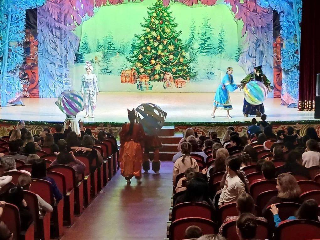 Анапским детям из опекаемых и многодетных семей подарили сказочный спектакль