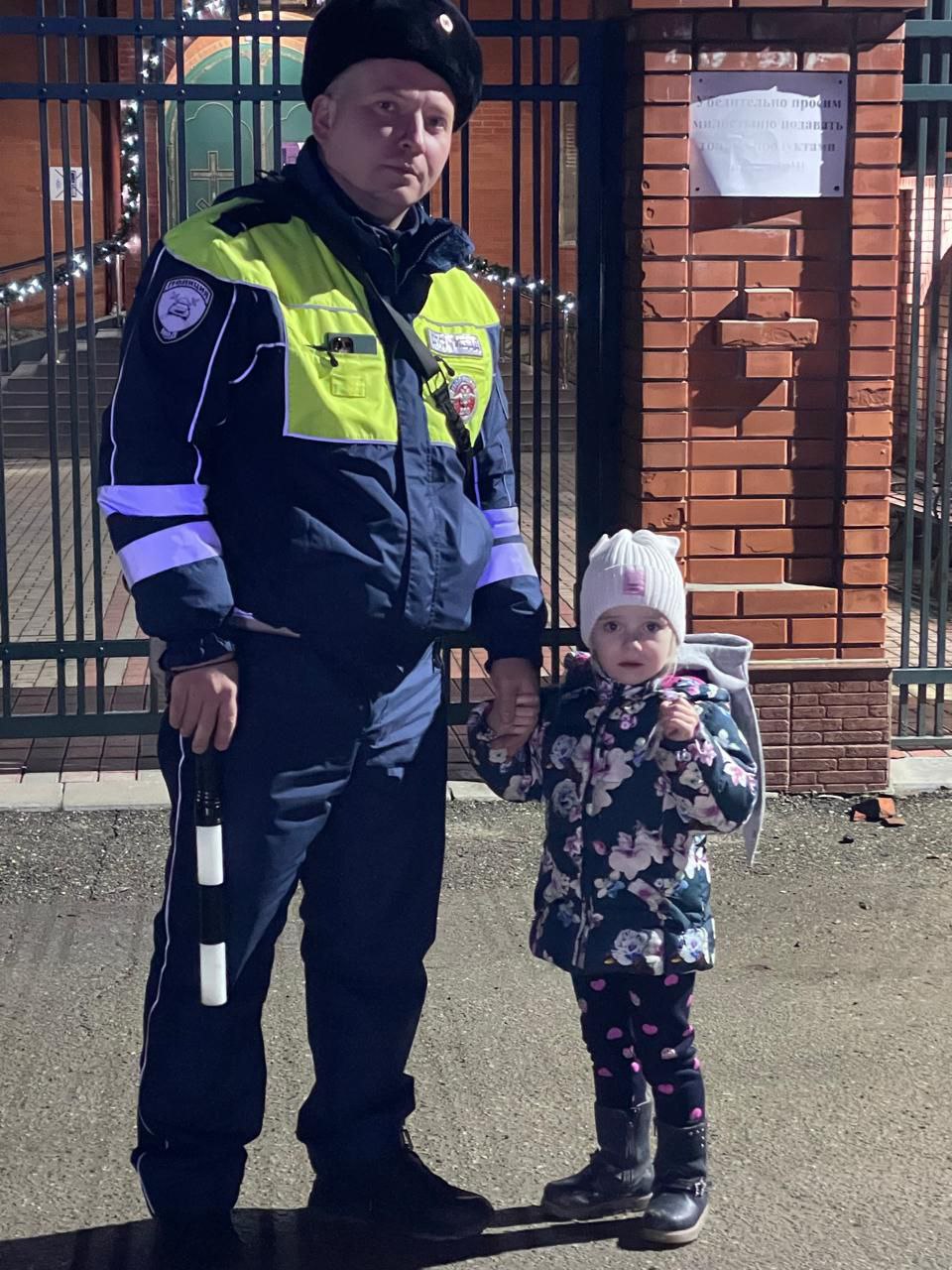 Сотрудники Госавтоинспекции Крымского района обеспечивают общественный порядок и безопасность дорожного движения вблизи храмов в период проведения праздничных богослужений