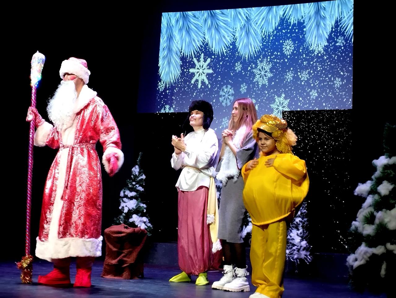 Инклюзивный театр-студия «Город Мечты» подарил юным новороссийцам и их родителям новогодний спектакль «Как девочка сказки спасала»