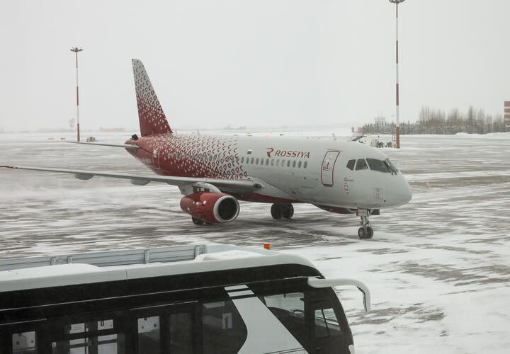 36 рейсов задерживаются в аэропорту Сочи. Об этом пишет портал "Живая Кубань"