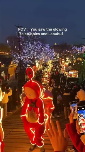 В Китае устроили необычный парад Лабубу с Телепузиками