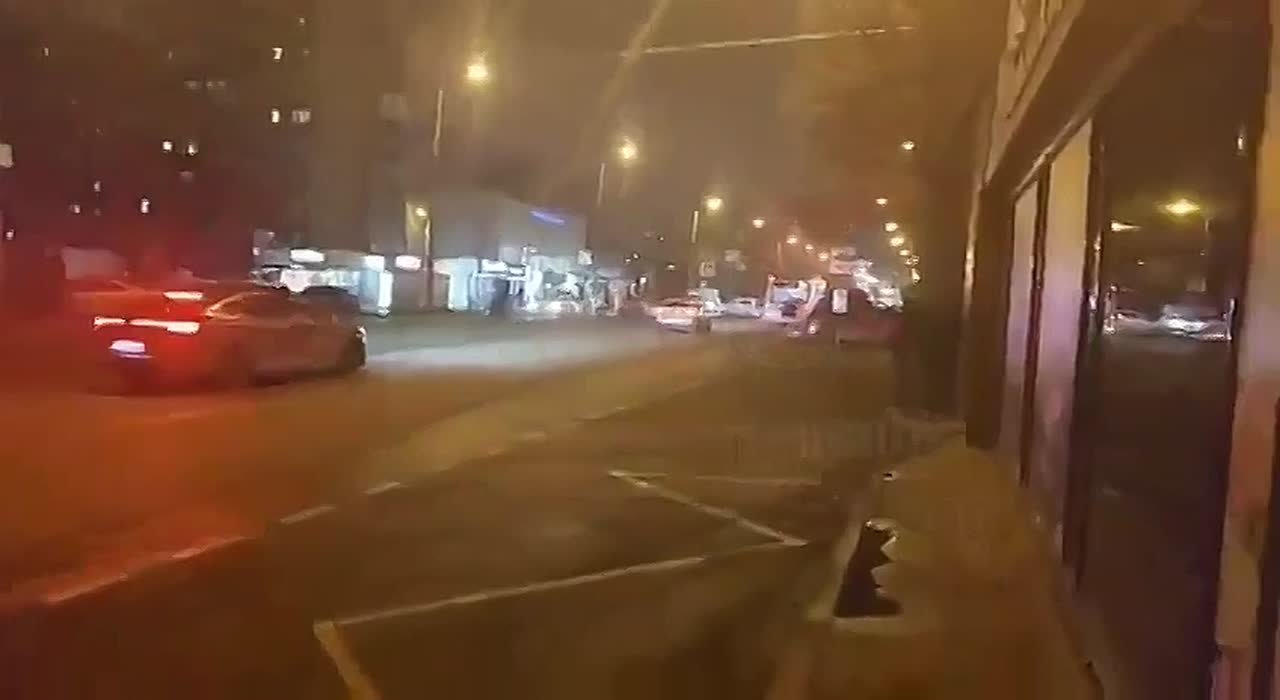 Группу малолетних зацеперов снова заметили в Краснодаре — в этот раз они «оседлали» троллейбус