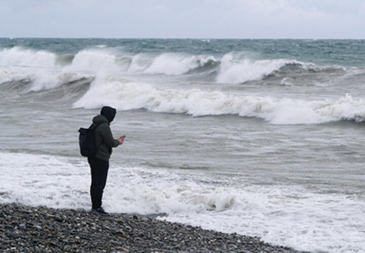 В Новороссийске после разгула непогоды море засыпало пляжи мусором