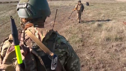 Саперы ВДВ поделились кадрами разминирования в Запорожской области