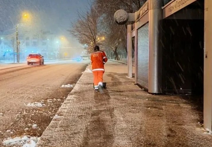 Первая рабочая неделя 2026 года в Краснодаре стартовала по-зимнему — с морозом и снегом