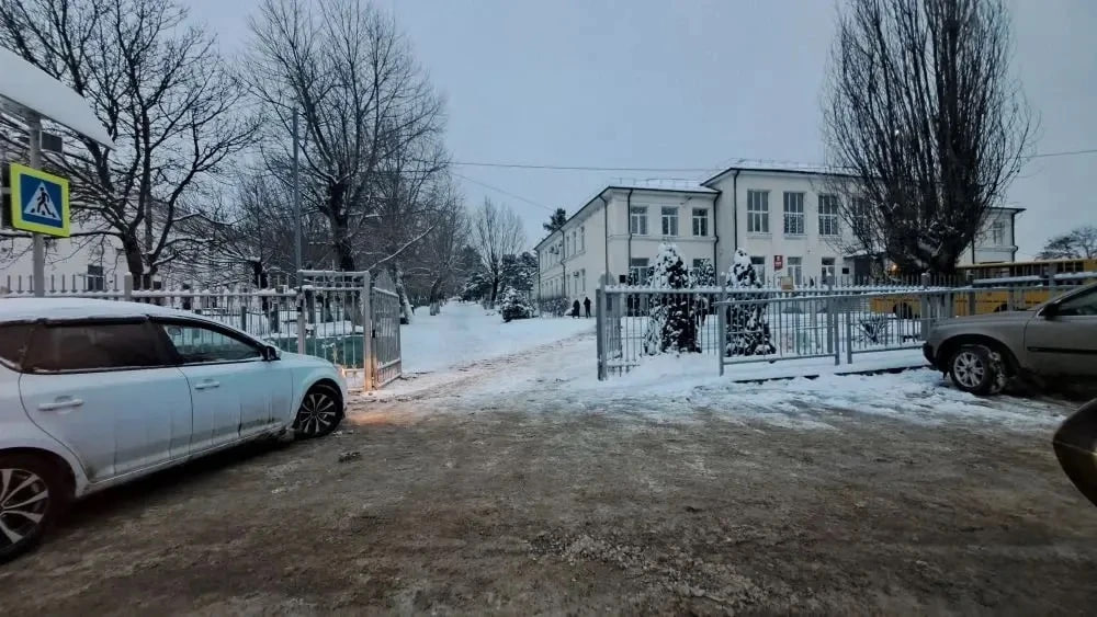 Город засыпает, просыпается мэрия: чистить снег в Новороссийске вышли 100 чиновников