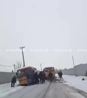 Два школьных автобуса сегодня утром застряли и перекрыли дорогу под Краснодаром