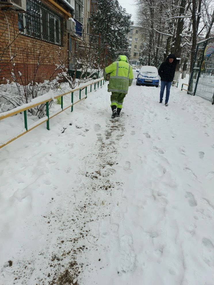 В микрорайонах Прикубанского округа продолжают обработку тротуаров песчано-солевой смесью