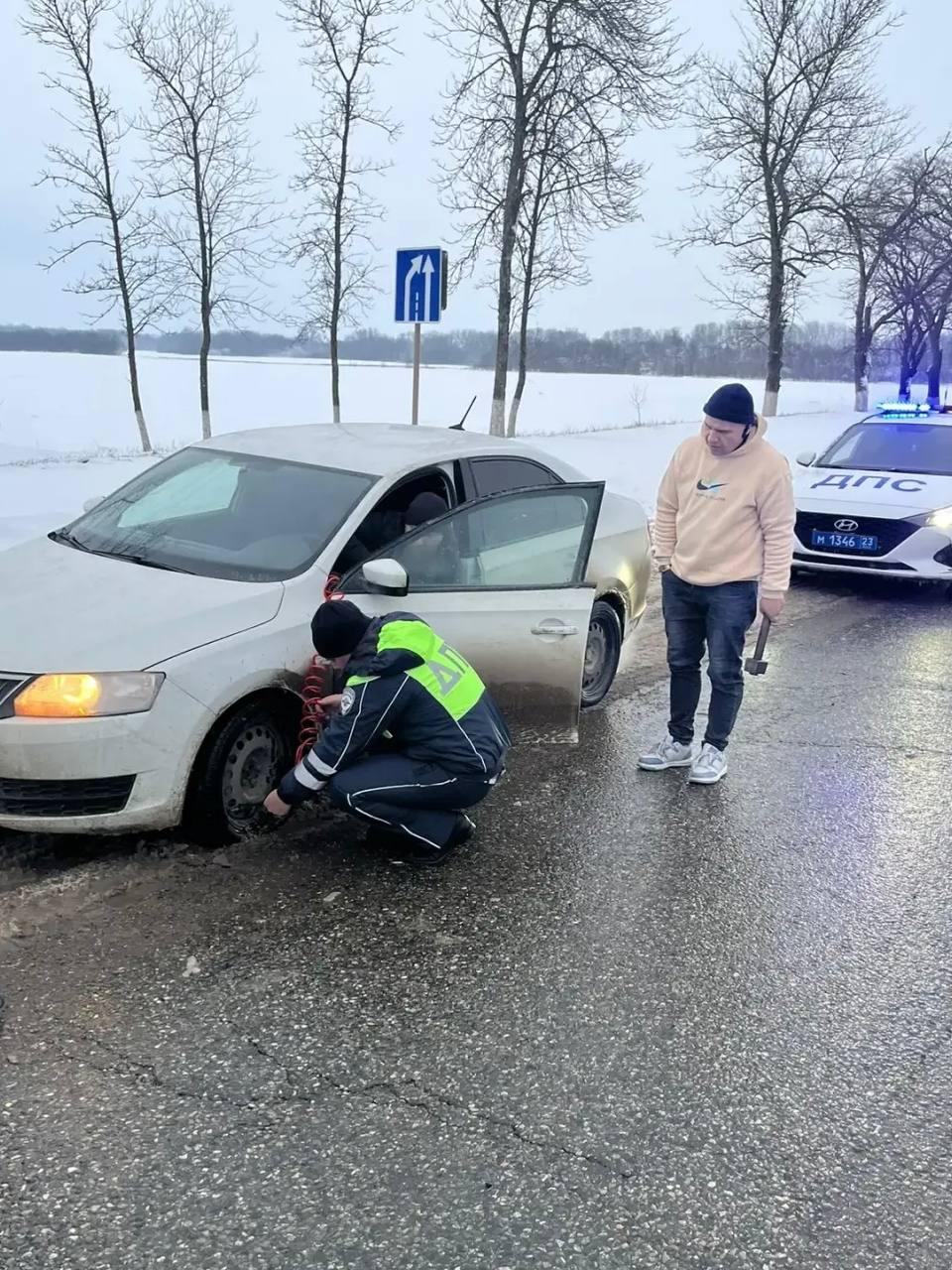Сотрудники Госавтоинспекции Абинского района не остались равнодушными и пришли на помощь водителю, который оказался в затруднительной ситуации на обочине дороги