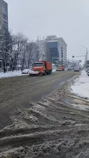 Продолжается очистка и обработка песко-соляной смесью магистральных улиц Краснодара