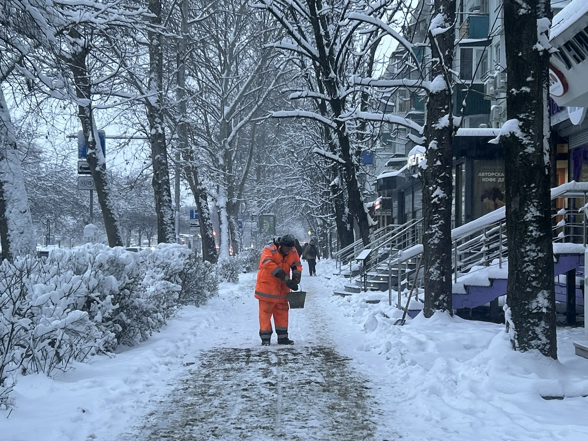В Краснодаре для обработки пешеходных зон уже использовали порядка 500 тонн песко-соляной смеси