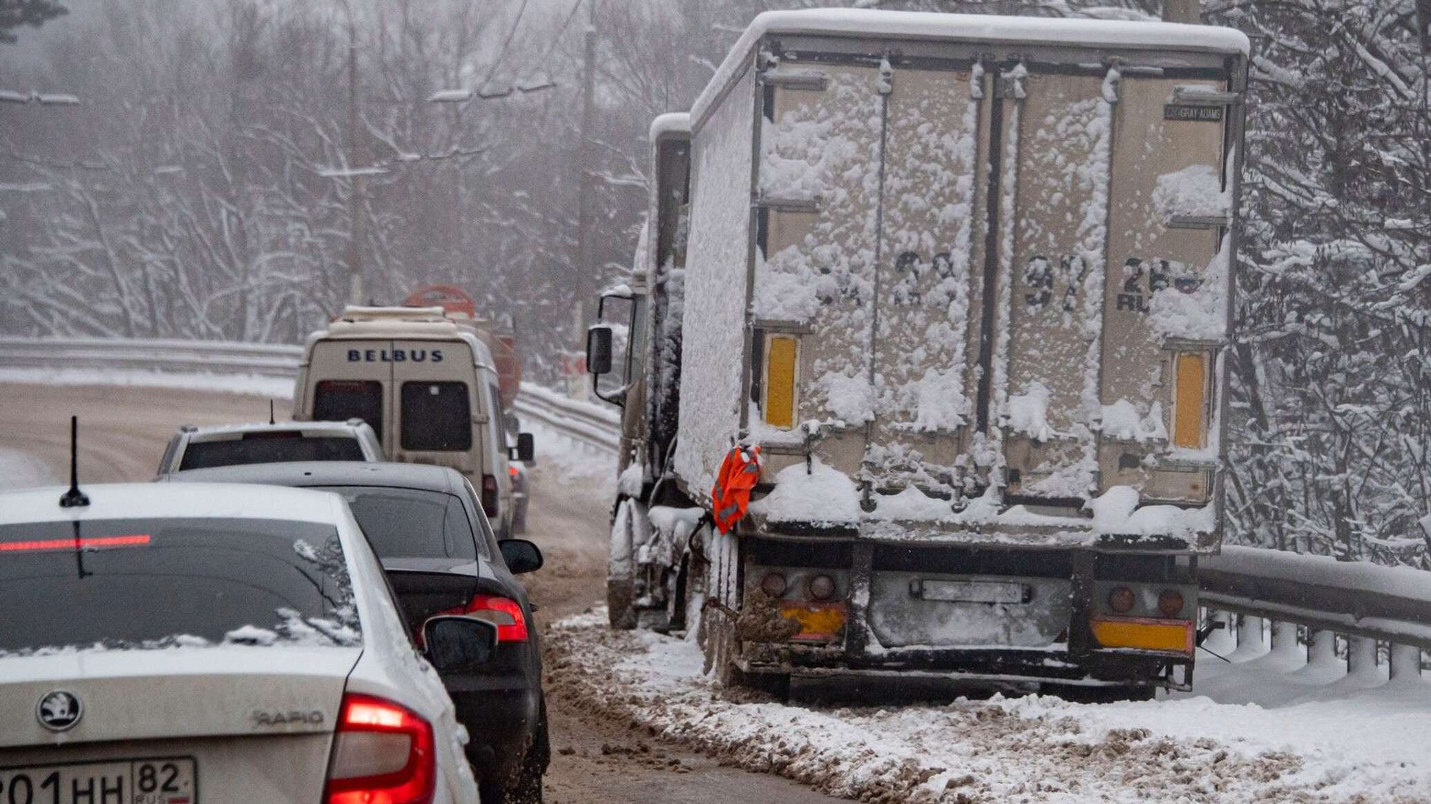 На Кубани из-за непогоды ограничили движение грузовиков по трассам