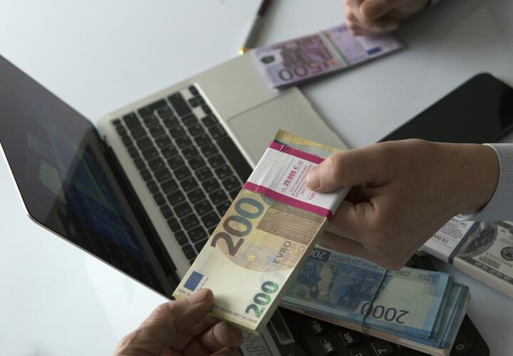 Директор краснодарского «Центра детского и юношеского технического творчества» заставил сотрудников скинуться ему на премию в полмиллиона