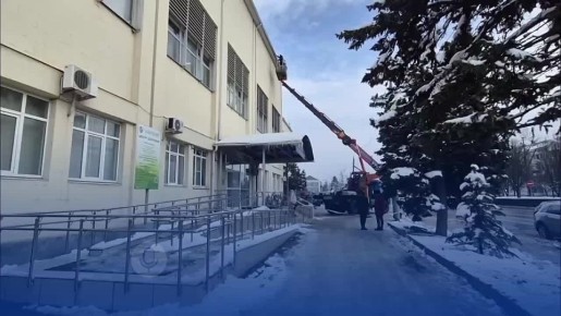 В зимний период на крышах зданий образуются сосульки и наледь, создающие угрозу жизни и здоровью граждан