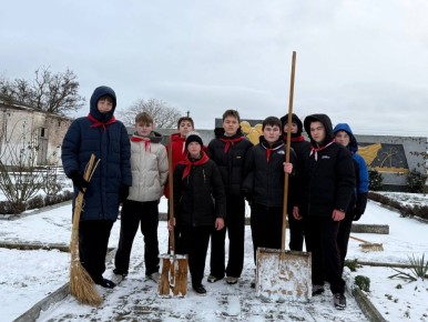 Отряды "Хранителей Истории" Ейского муниципального района объединились, чтобы очистить памятники от снежного покрова и сохранить их красоту и историческое значение