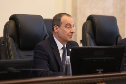 В кубанском парламенте состоялось собрание фракции «Единая Россия», которое в режиме ВКС провел председатель ЗСК Юрий Бурлачко