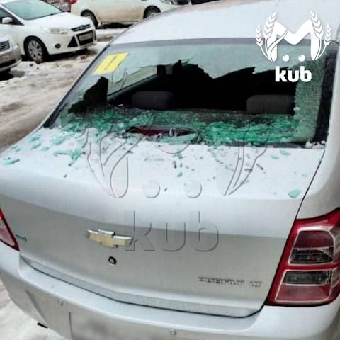 Ледяные глыбы, упавшие с крыш, разбили несколько машин в Краснодаре