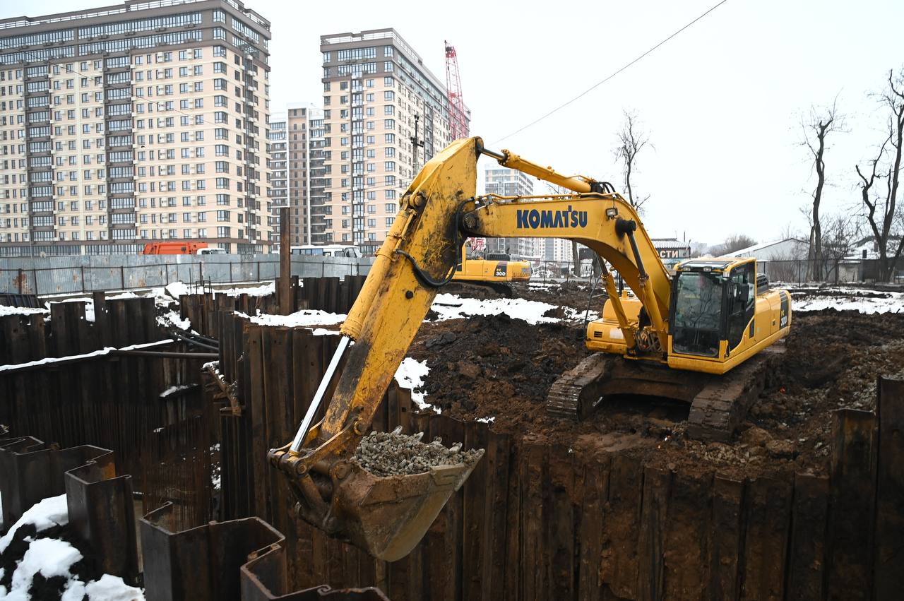 Евгений Наумов: Для крупного жилого массива, который продолжает строиться на Западном Обходе, параллельно с возведением социальных объектов завершается строительство большого ливневого коллектора