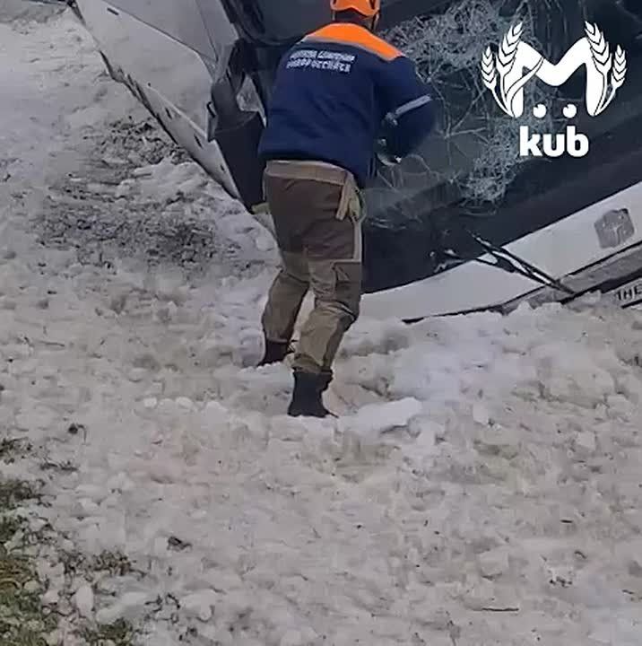 22 человека застряли в автобусе после аварии под Новороссийском