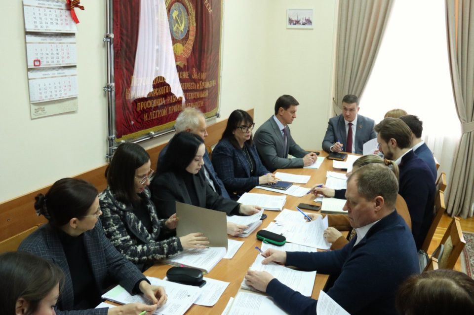 Заместитель председателя комитета по вопросам промышленности, строительства и ЖКХ Иван Жилищиков провел заседание рабочей группы
