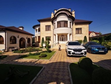 Дом экс-начальника ГИБДД Ставрополья с золотым унитазом продают за 9 млн рублей