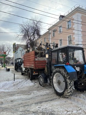Ейские коммунальщики продолжают работы по очистке дорог и улиц города от снега