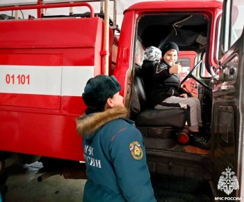 Юные герои: сотрудники МЧС России провели урок безопасности для детей Апшеронска