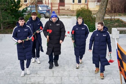 Почтили память советских десантников у памятника на могиле в Южной Озереевке