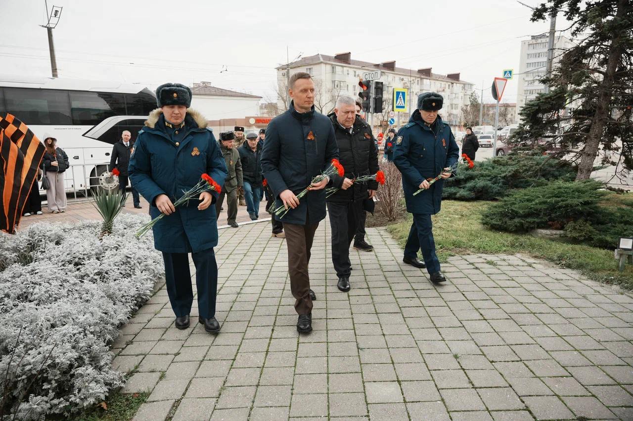 В городе-герое Новороссийске почтили память героев-малоземельцев и возложили цветы к памятникам истории Великой Отечественной войны